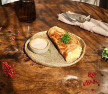 Омлет, лепешка роти, ореховый соус