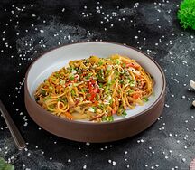 Лапша яичная с овощами в ореховом мисо-соусе