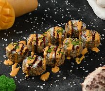 Жареный ролл с тунцом, манго и соусом терияки