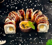 Ролл с угрем, печёным яблоком и маракуйей