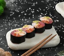 Сашими-ролл с тунцом, лососем, креветкой и кремом из манго