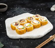 Жареный ролл с копчёным лососем