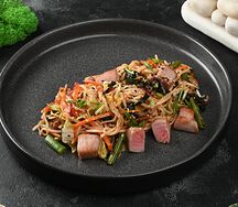 Лапша яичная с тунцом и соусом сладкий чили