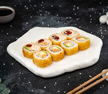 Жареный ролл с лососем и крабом