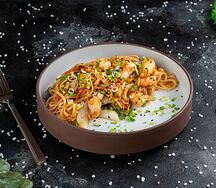 Лапша яичная с морепродуктами в устричном соусе