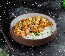 Лапша яичная с морепродуктами в устричном соусе