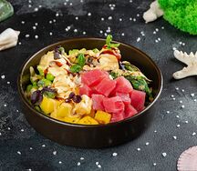 Поке с тунцом и соусом маракуйя
