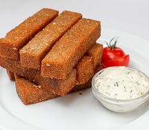 Гренки урожайные с чесночным соусом