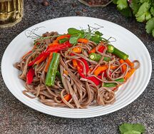 Гречневая лапша с овощами
