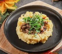 Бефстроганов из говядины с лисичками и картофельным пюре
