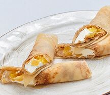 Блины с персиком и сливочным кремом