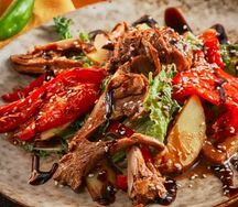 Мясной салат с лисичками в азиатском стиле