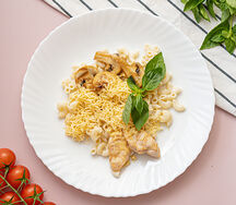 Макароны с курицей и грибами