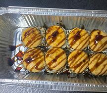 Ролл Запеченный в кунжуте с крабом под сырным соусом