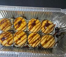 Ролл Запеченный в кунжуте с курицей под сырным соусом