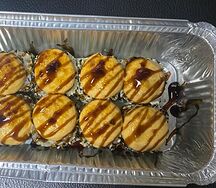 Ролл Запеченный в кунжуте с лососем под сырным соусом