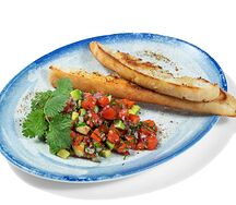 Тартар из нерки с авокадо, красным сладким луком и кунжутным маслом