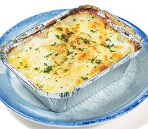 Картофельная запеканка с кижучем, сыром и сливками