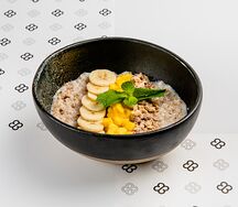 Ягодный боул с бананами и ореховым кранчем 