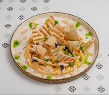 Хумус с чипсами из тортильи и ореховым соусом