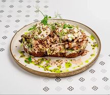 Тост с курицей, овощами и греческим соусом 