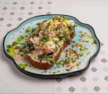Тост с прошутто, голландезом и пашот 