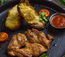 Печеный картофель с куриным бедром (филе)