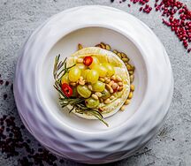 Камамбер с виноградом и пряным маслом
