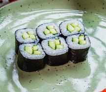 Ролл с огурцом классический