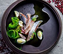 Маринованная скумбрия с взбитым маслом и черным хлебом