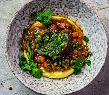 Томленая говядина с пюре и овощами