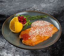 Сёмга с икрой лосося под соусом бешамель