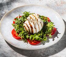 Салат с нежным сыром буррата, сладкими томатами и руколой
