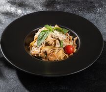 Паста Альфредо с филе цыплёнка и базиликом
