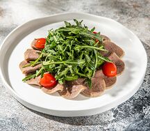 Салат из телячьего языка и руколы под медово-имбирным соусом