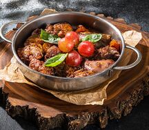 Кефли Бече из цыпленка с каштаном приготовленный в красном вине