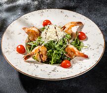 Салат с тигровыми креветками, морковью и рукколой