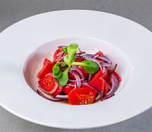 Салат из помидоров бычье сердце с красным луком и гранатовым соусом наршараб