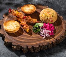 Чеп шиш из филе цыпленка с хлебом, булгуром и овощами