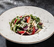 Салат Броско фирменный с клубникой, зеленью и лепестками миндаля