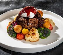 Стейк Филе-миньон с овощами и яйцом пашот