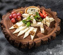 Ассорти из восточных сыров с мёдом и грецкими орехами