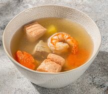 Уха по-царски с осетром, семгой, судаком и креветками