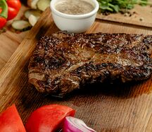 Стейк Мачете с томатами, луком и перечным соусом