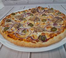 Пицца с тунцом и красным луком