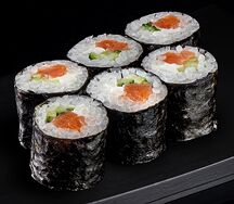 Маки с копченым лососем