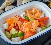 Салат с лососем, домашней брынзой и перечным соусом