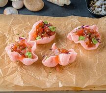 Тартар Тунец на рисовых чипсах