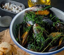 Мидии с домашними хлебом и карри-соусом