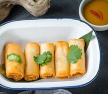 Спринг-роллы с креветкой и соусом манго